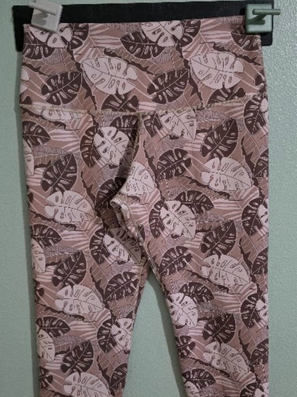 Moana Bikini Smile Club capri workout leggings monstera leaf print NWT
